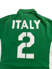 Zöld, vintage stílusú streetwear póló hátulján fehér ITALY felirat és 2-es szám