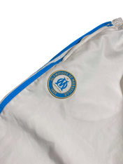 Fehér vintage sportdzseki kék szegéllyel és Olympique de Marseille címerrel