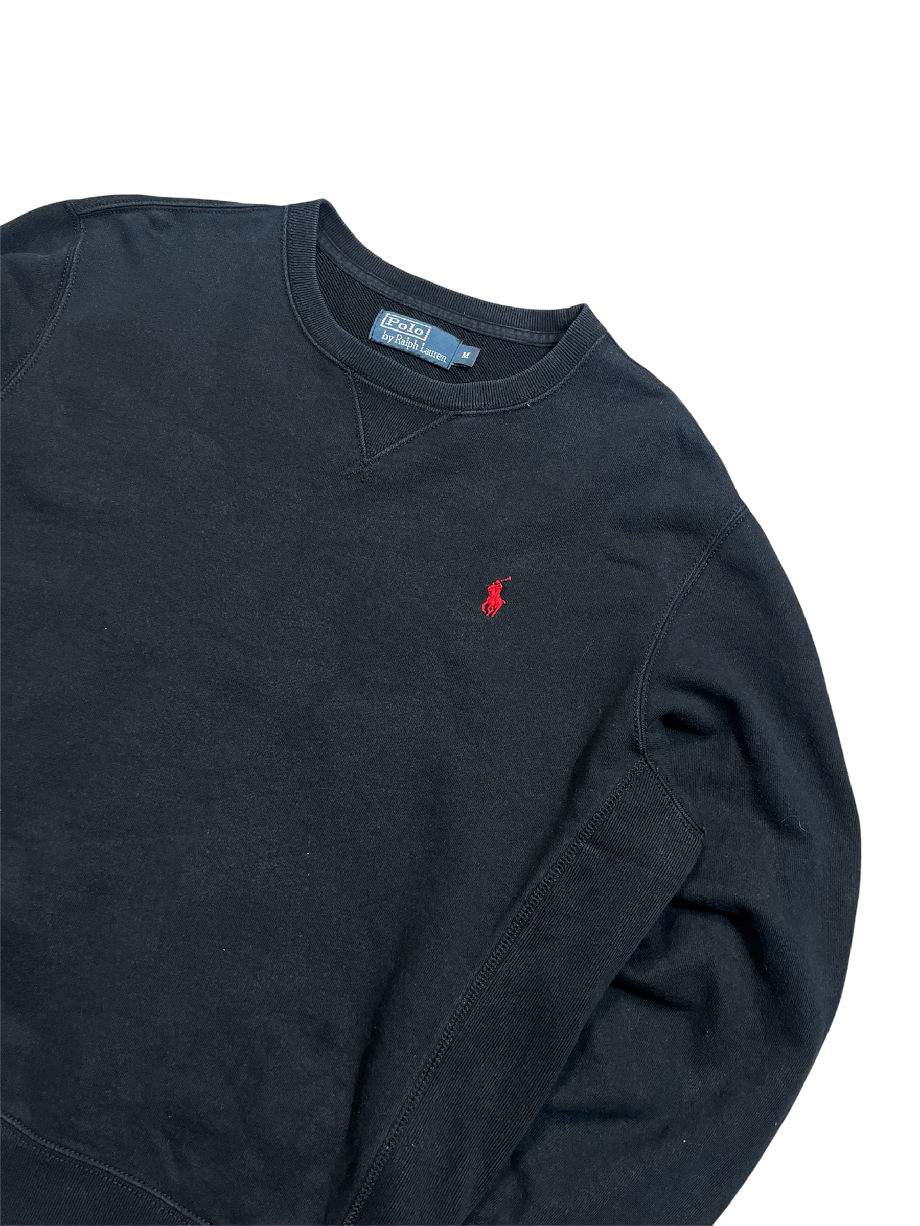 Fekete vintage crewneck pulóver, piros hímzett lovas logóval, streetwear stílus