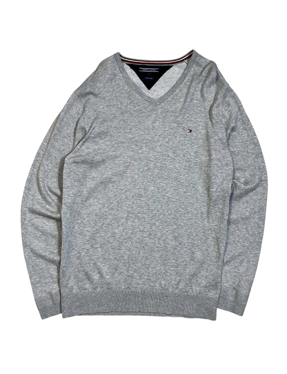 Szürke, V-nyakú, hosszú ujjú streetwear pulóver diszkrét kis logóval, vintage stílus