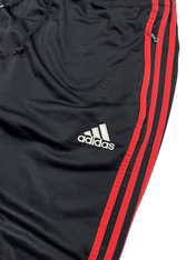 Fekete Adidas melegítőnadrág piros csíkokkal és logóval, streetwear stílus