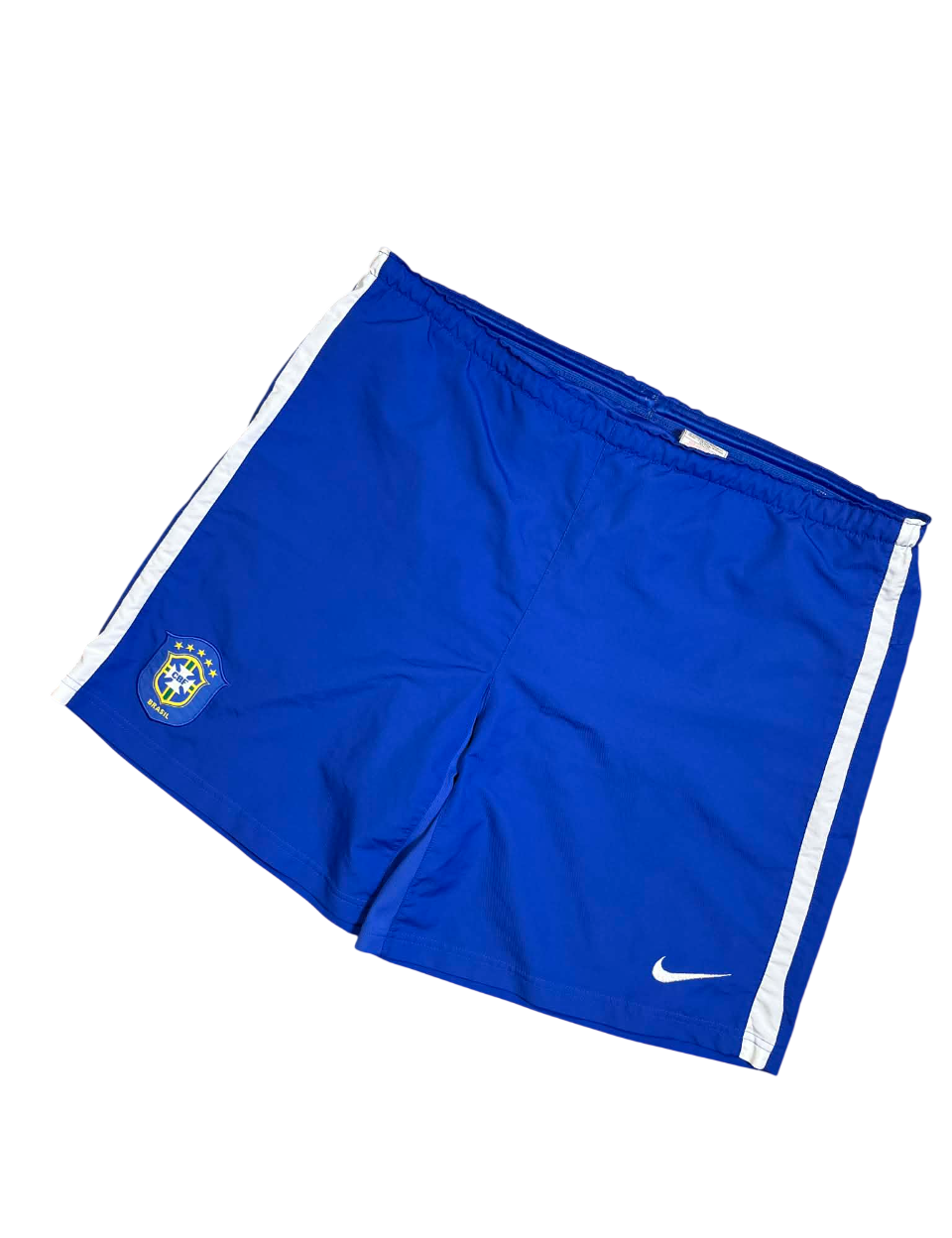 Kék Nike sport rövidnadrág, Brazil címerrel, fehér oldalsó csíkkal, streetwear stílus