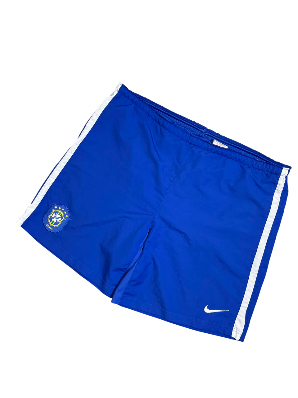 Kék Nike sport rövidnadrág, Brazil címerrel, fehér oldalsó csíkkal, streetwear stílus