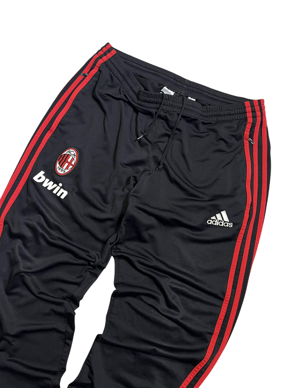 Fekete Adidas melegítőnadrág piros csíkokkal, AC Milan logóval, streetwear stílus