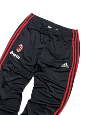 Fekete Adidas melegítőnadrág piros csíkokkal, AC Milan logóval, streetwear stílus