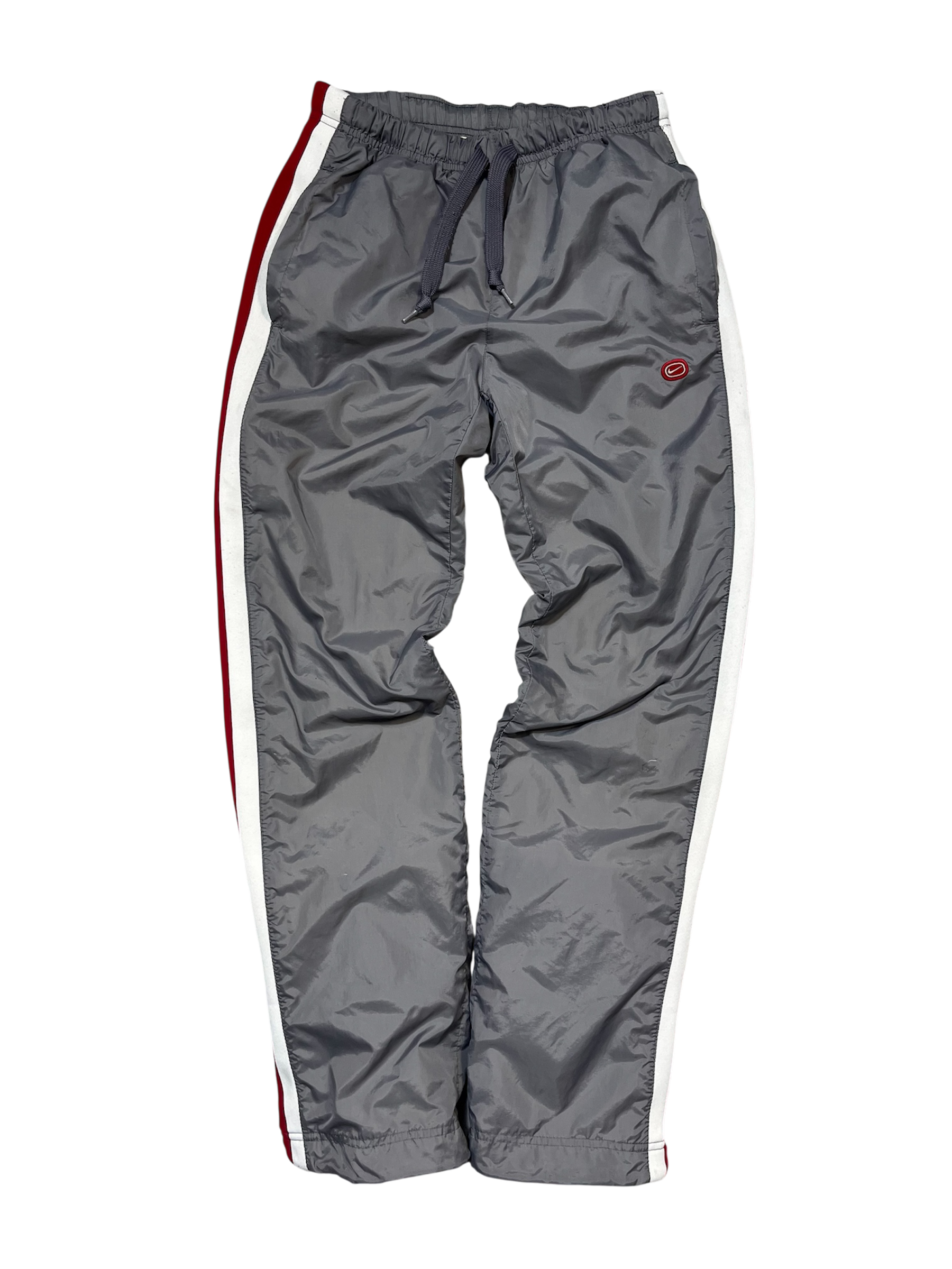 Szürke streetwear melegítőnadrág piros-fehér oldalsávval, vintage stílusban