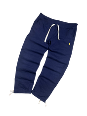 Sötétkék vintage jogger melegítőnadrág zsinóros derékkal és kis hímzett logóval.