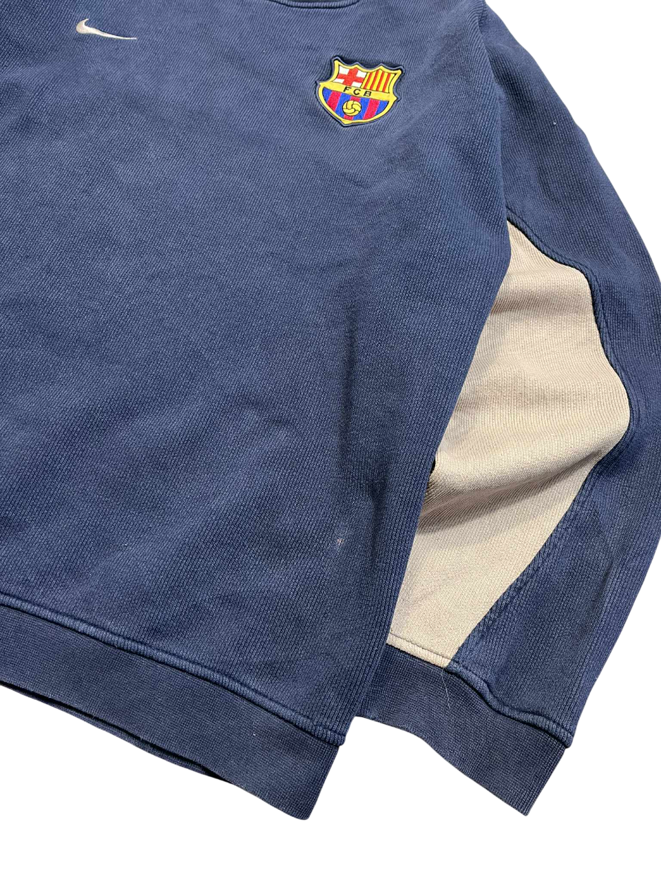 Kék, vintage stílusú Nike Barcelonás streetwear pulóver logóval, világos betétekkel.