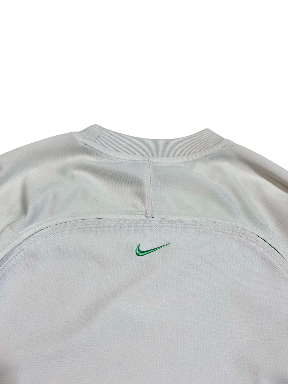 Fehér Nike streetwear pulóver hátulnézet, zöld hímzett logóval, vintage stílus
