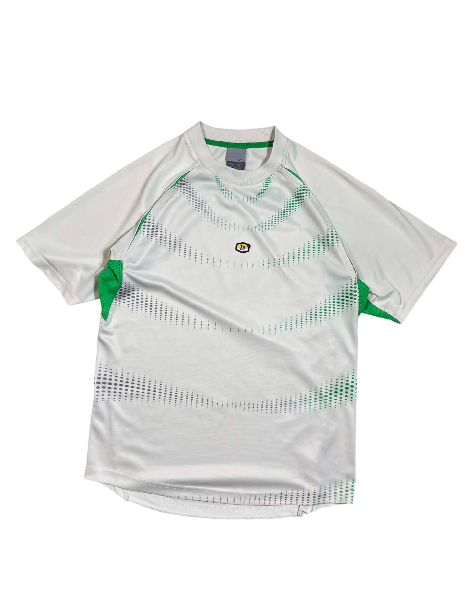 Fehér vintage Nike póló zöld betétekkel, mintás dizájnnal, streetwear stílus