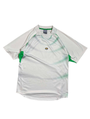 Fehér vintage Nike póló zöld betétekkel, mintás dizájnnal, streetwear stílus