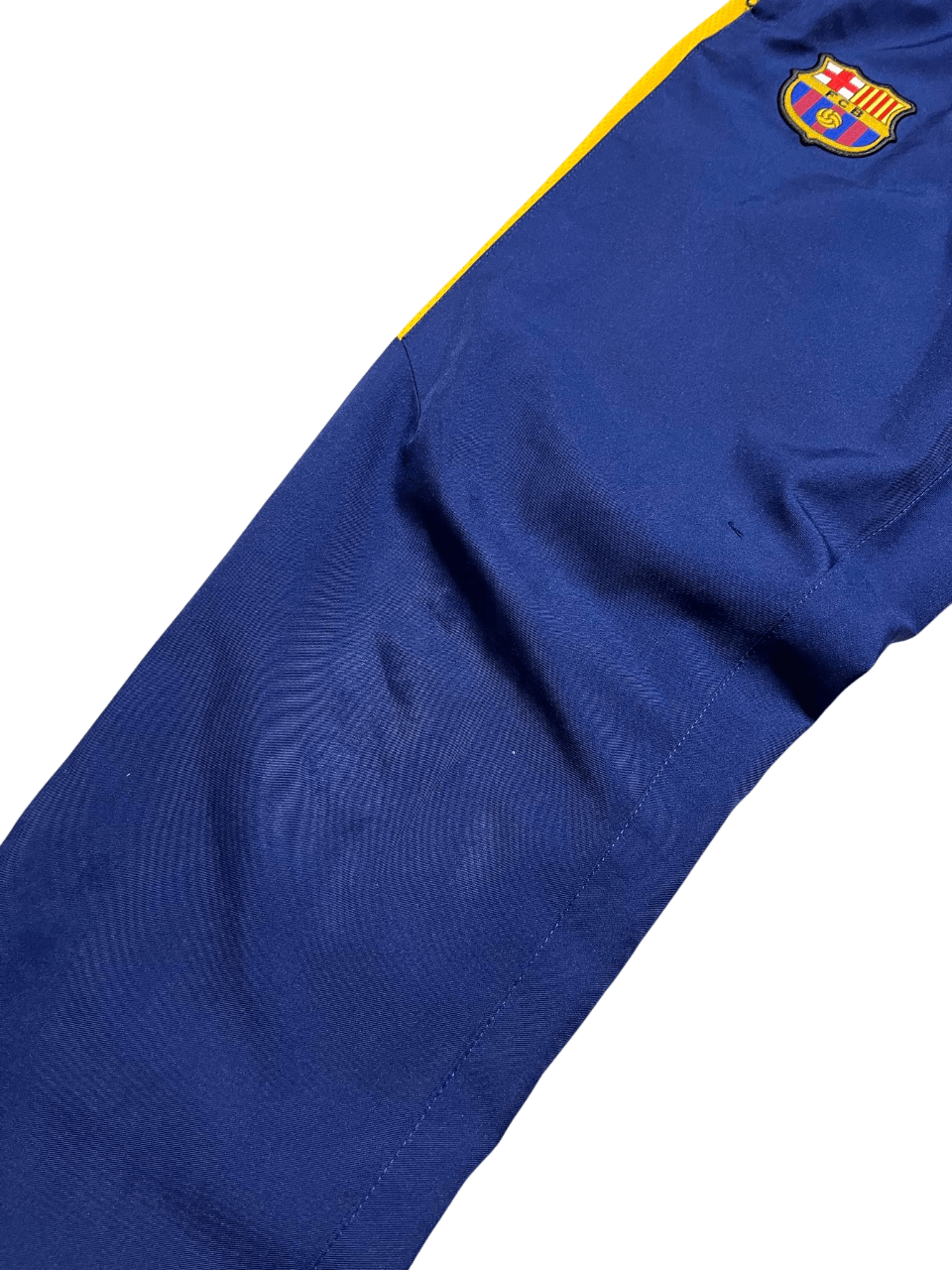 Kék és sárga vintage streetwear melegítőnadrág, címerrel díszítve.