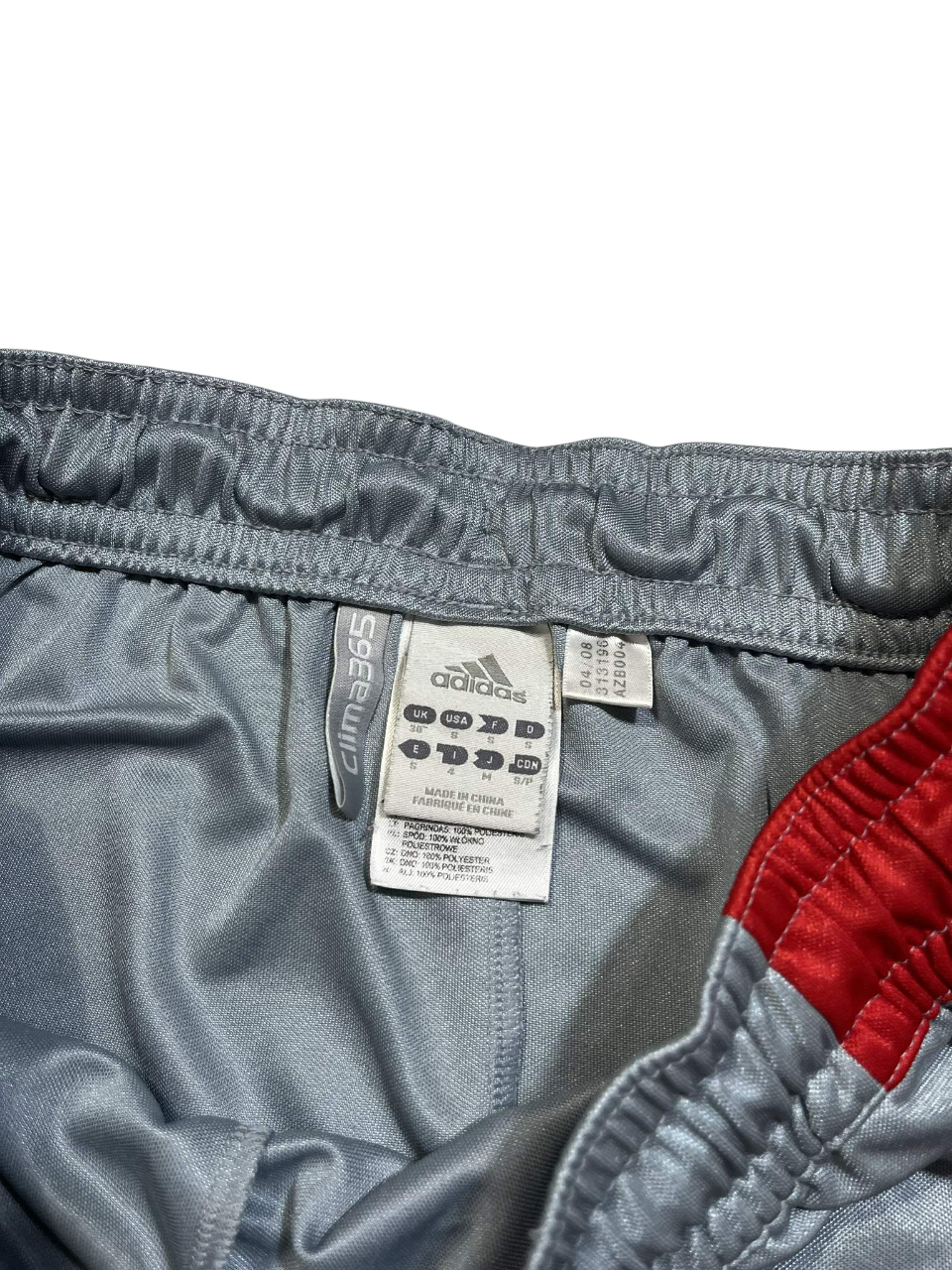 Adidas vintage szürke sport nadrág címkével, piros csíkkal, streetwear stílus