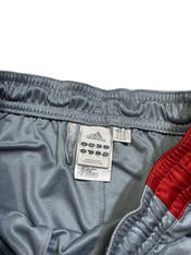 Adidas vintage szürke sport nadrág címkével, piros csíkkal, streetwear stílus