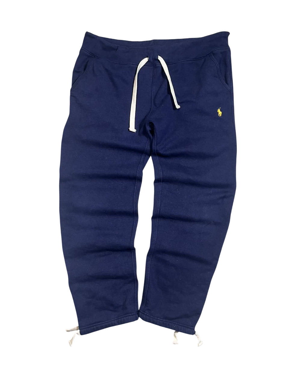 Sötétkék férfi melegítőnadrág, oldalzsebekkel, fehér húzózsinórokkal, hímzett logóval