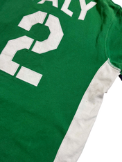 Zöld vintage póló, fehér számmal és oldalcsíkkal, streetwear stílusban