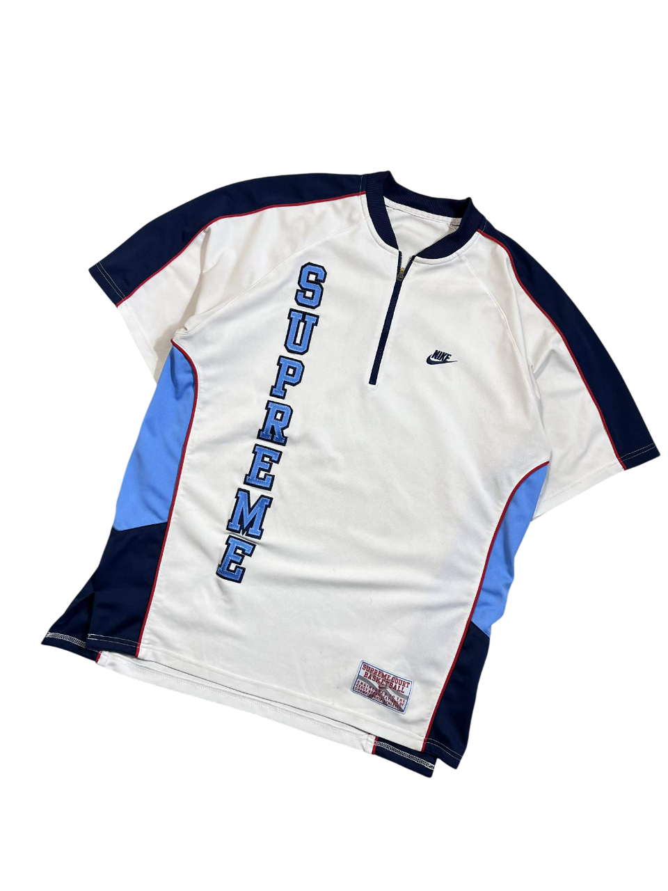 Fehér, kék és sötétkék vintage Supreme és Nike streetwear póló hímzett logóval.