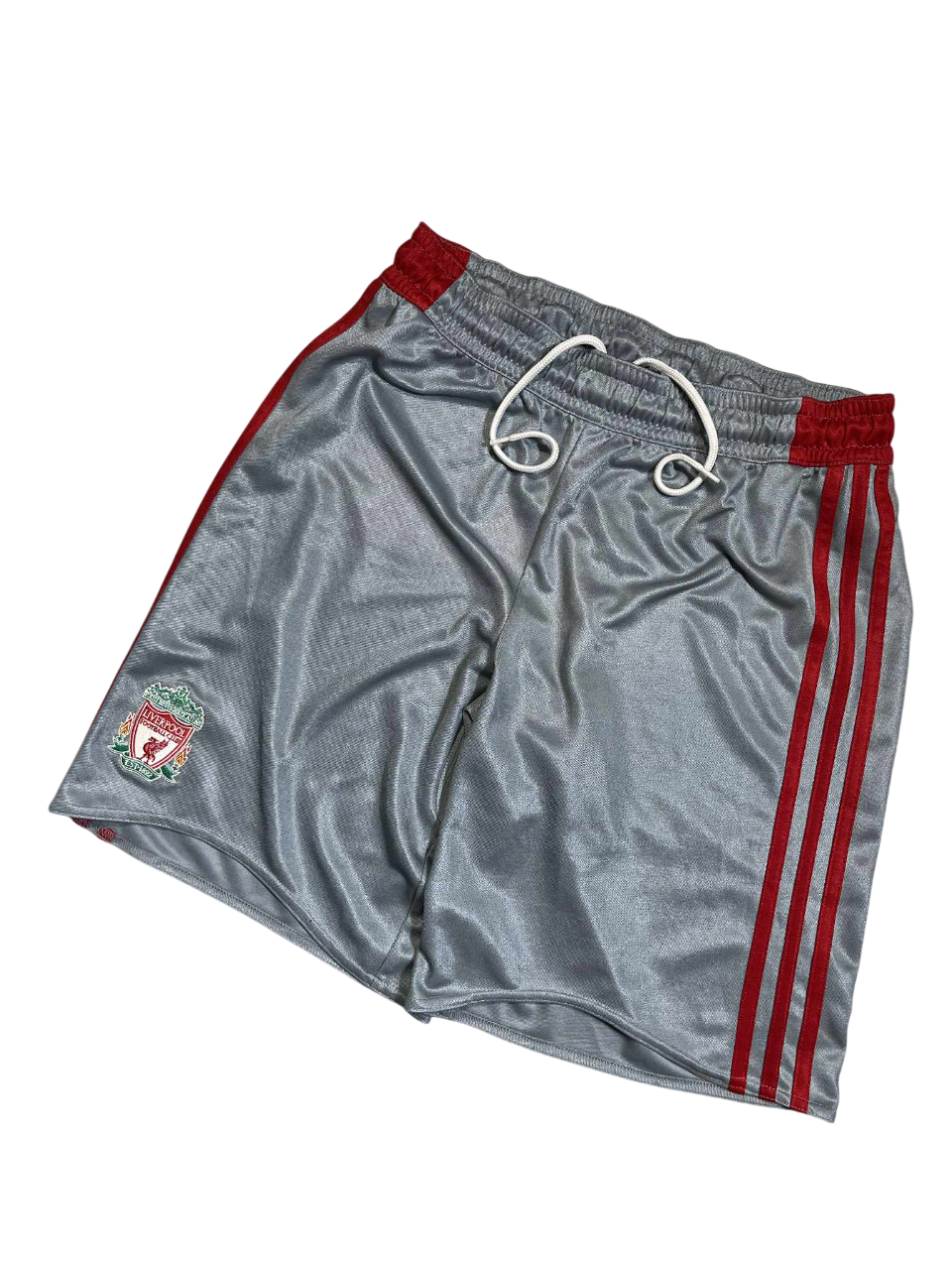 Szürke vintage Liverpool focishort, piros csíkokkal és hímzett klubcímerrel