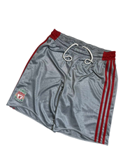 Szürke vintage Liverpool focishort, piros csíkokkal és hímzett klubcímerrel
