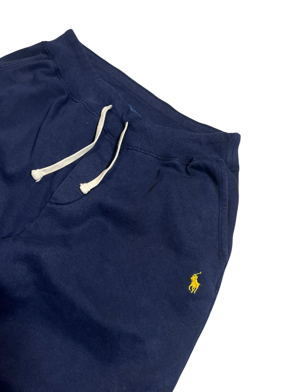 Sötétkék vintage melegítő nadrág hímzett sárga ló logóval, fehér zsinórral.