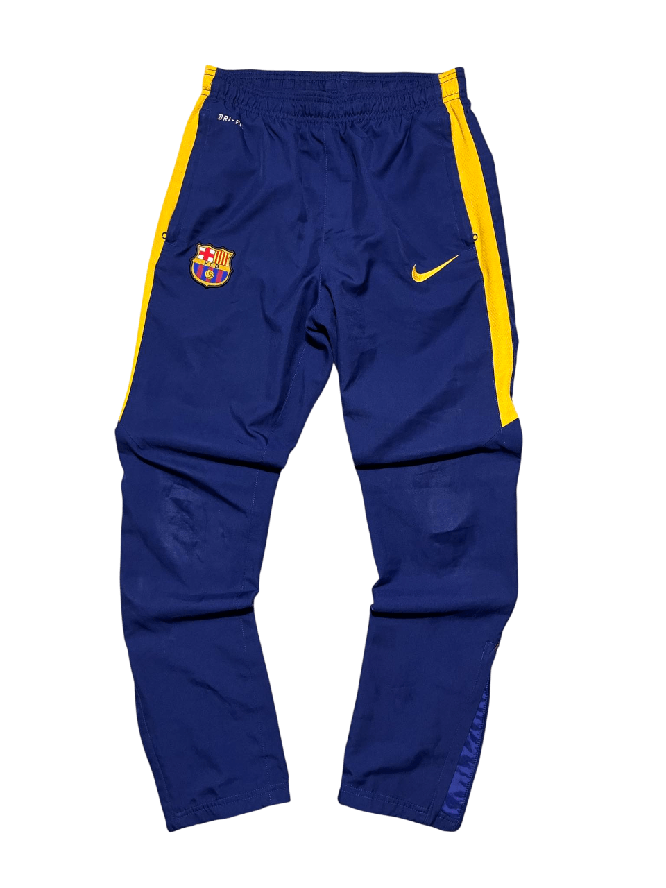 Kék-sárga vintage Nike Barcelona melegítőnadrág, streetwear stílus, logókkal díszítve.