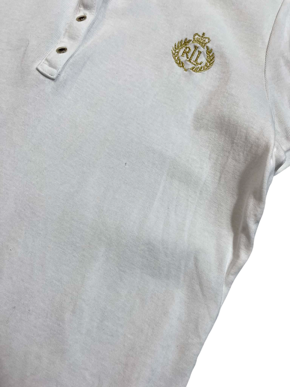 Fehér vintage galléros póló hímzett RL logóval, streetwear stílus