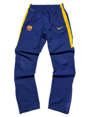 Kék vintage Nike melegítőnadrág sárga csíkkal és Barcelona címerrel