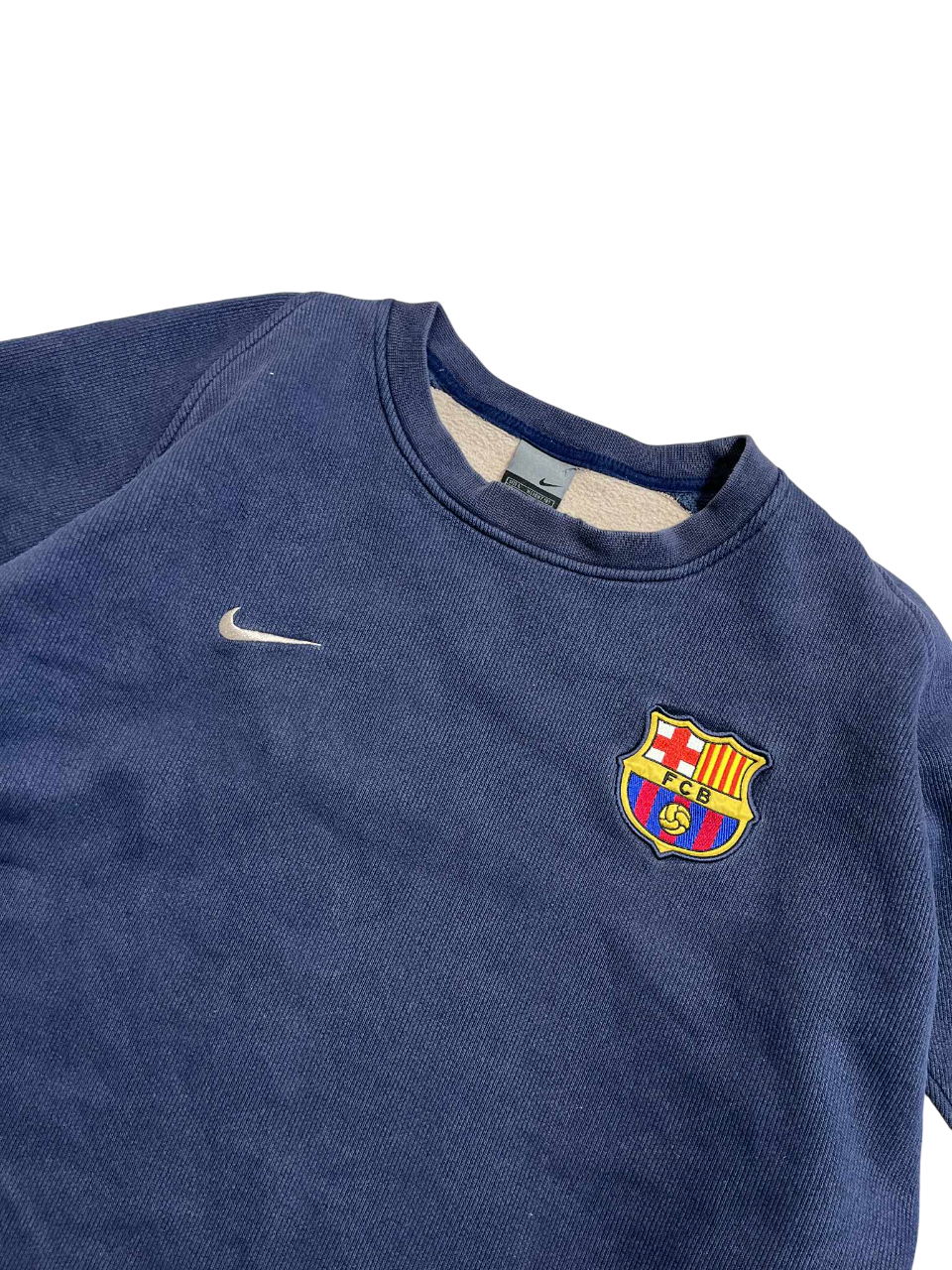 Vintage Nike sötétkék pulóver Barcelona címerrel, streetwear stílusú ruházat