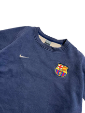 Vintage Nike sötétkék pulóver Barcelona címerrel, streetwear stílusú ruházat