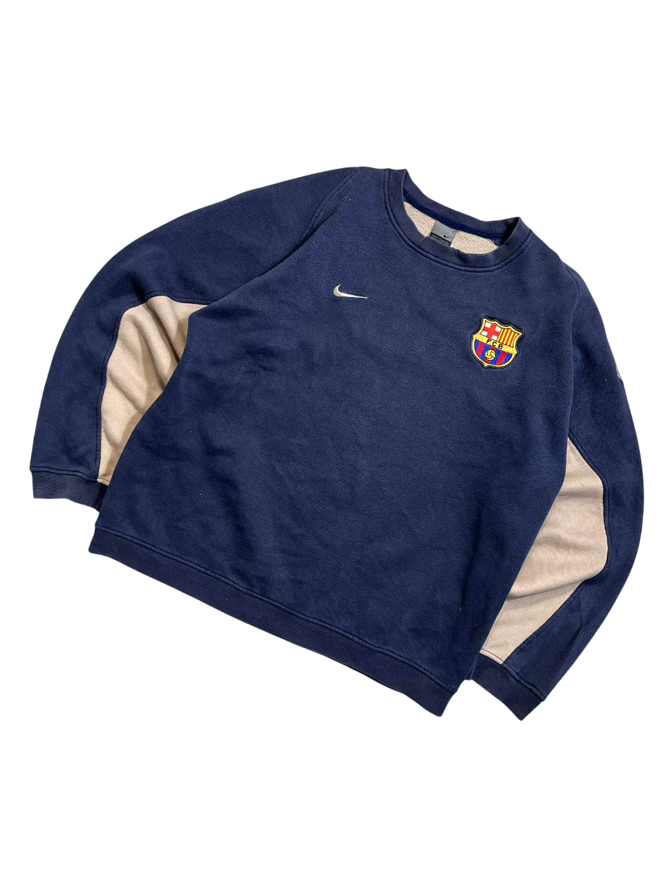 Sötétkék vintage Nike pulóver, FC Barcelona címerrel, kontrasztos ujjbetéttel.