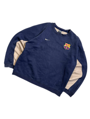 Sötétkék vintage Nike pulóver, FC Barcelona címerrel, kontrasztos ujjbetéttel.