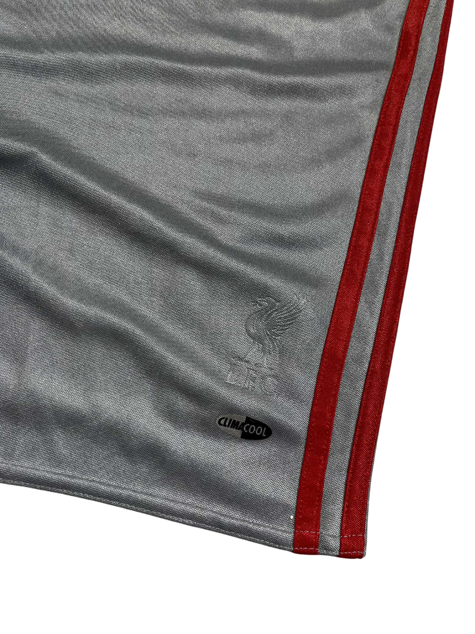 Szürke vintage sportmez piros csíkkal, Climacool logóval és hímzett címerrel.