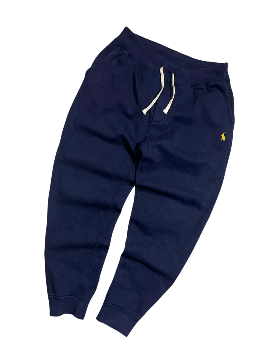 Sötétkék jogger nadrág hímzett logóval, streetwear stílusban, húzózsinóros derékkal.