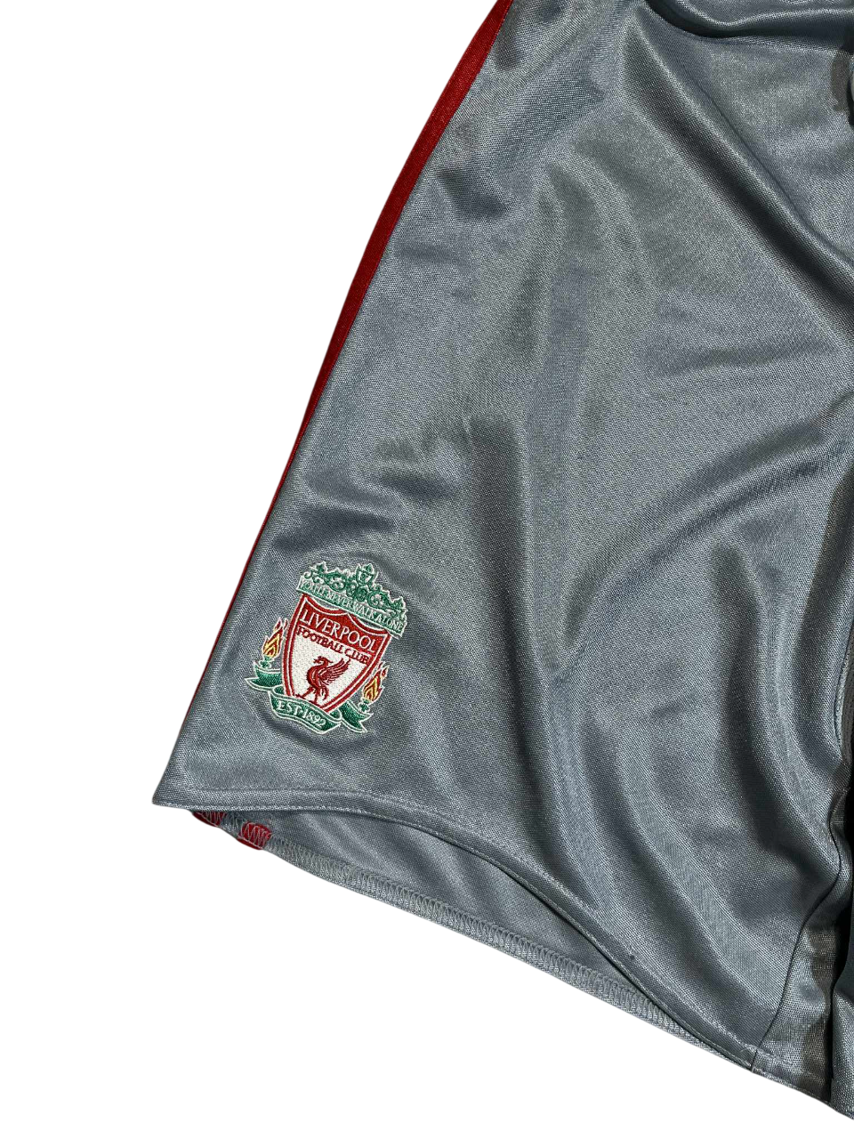 Ezüst színű vintage Liverpool focirövidnadrág hímzett címerrel, streetwear stílus