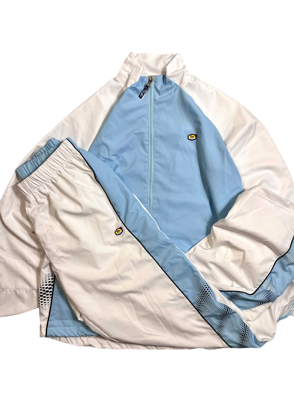 Világoskék-fehér vintage streetwear melegítő felső és nadrág szett, logóval díszítve