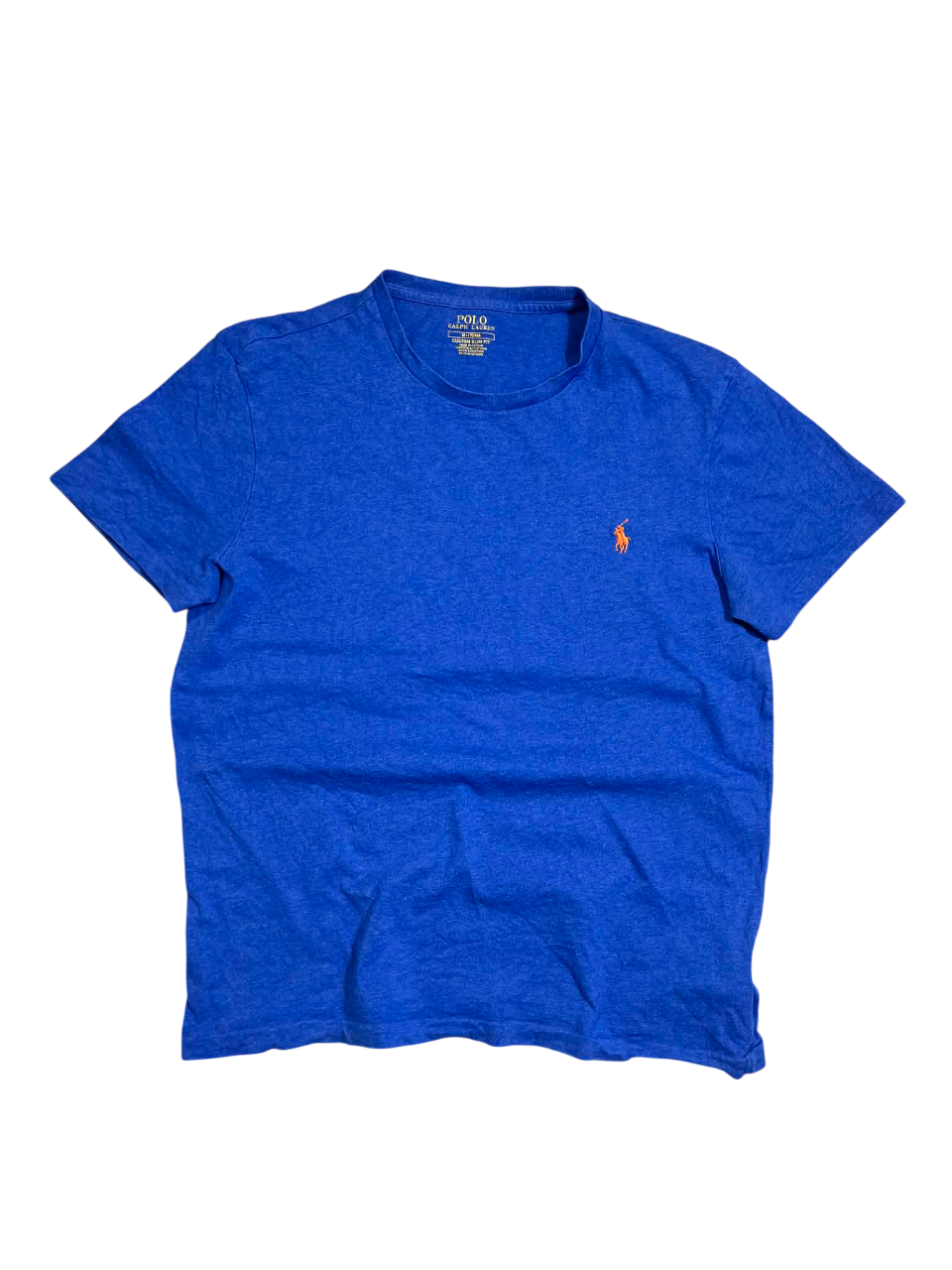 Kék vintage póló sárga logóval, klasszikus streetwear stílus, férfi divat