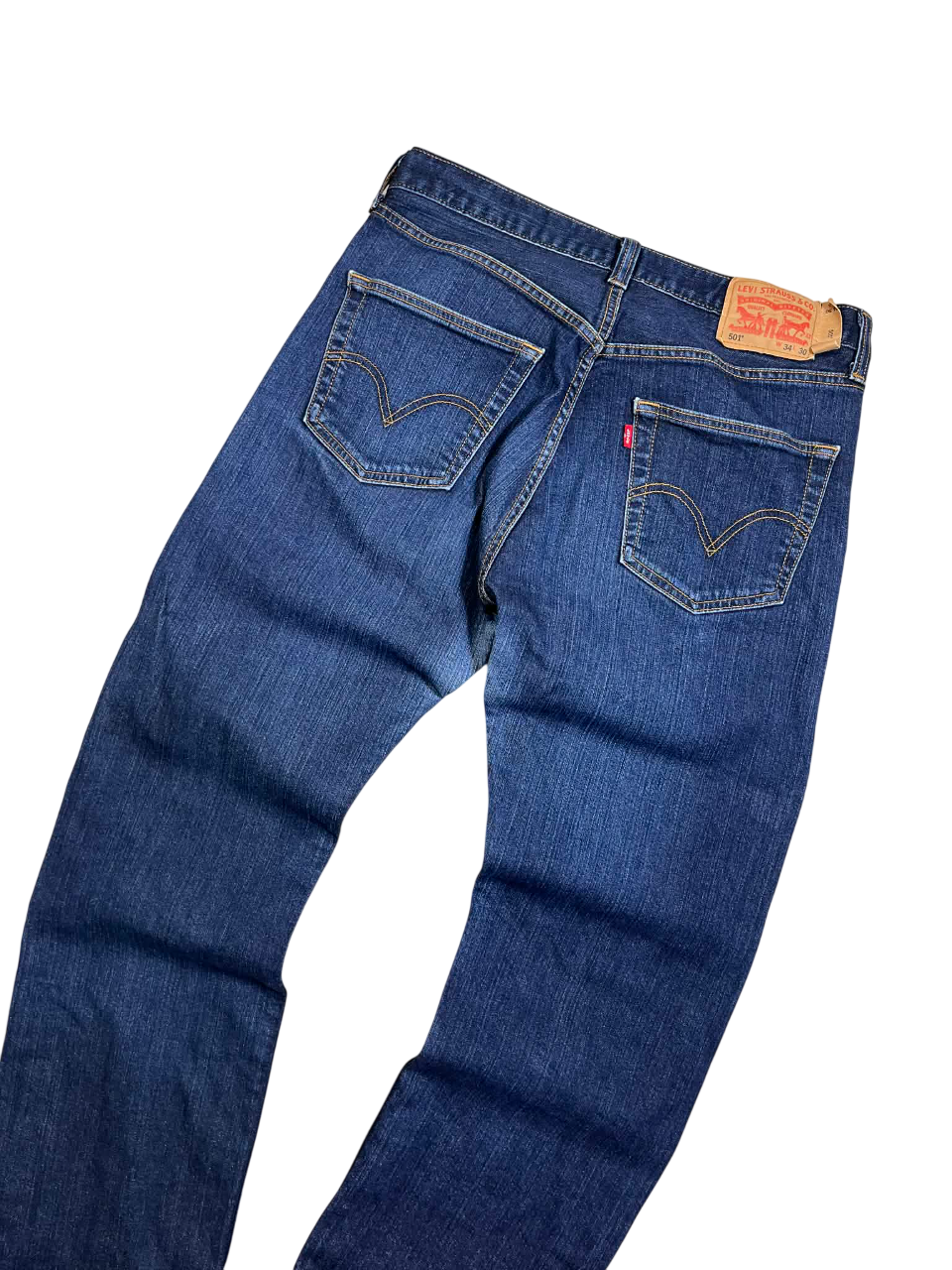 Levi’s 501 vintage sötétkék farmernadrág hátulnézetben, bő szabás, klasszikus címke
