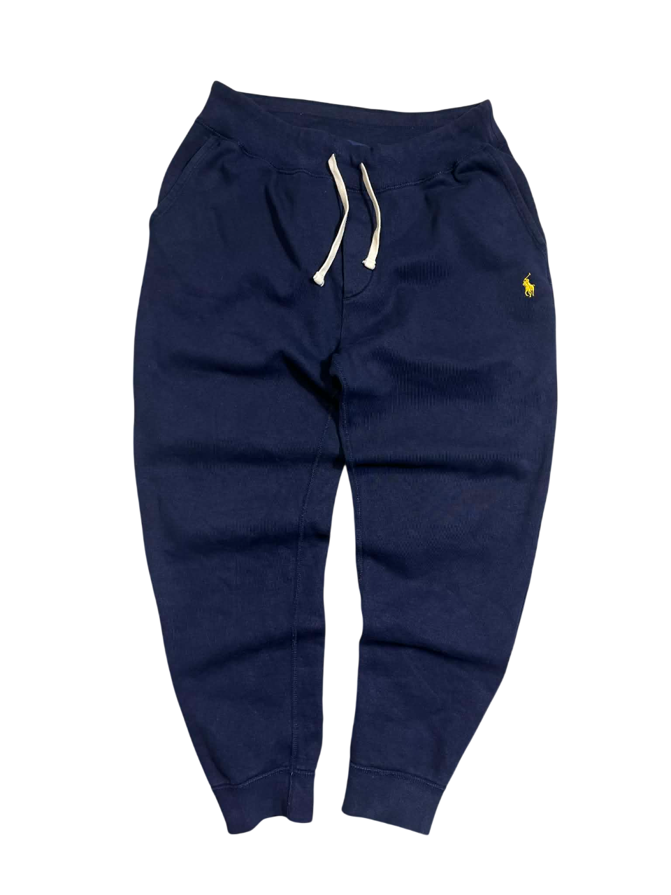 Sötétkék vintage melegítőnadrág, hímzett sárga ló logóval, fehér zsinórral