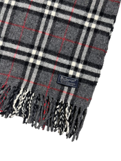 Szürke kockás, rojtokkal díszített vintage gyapjúsál, Burberry feliratos címkével.