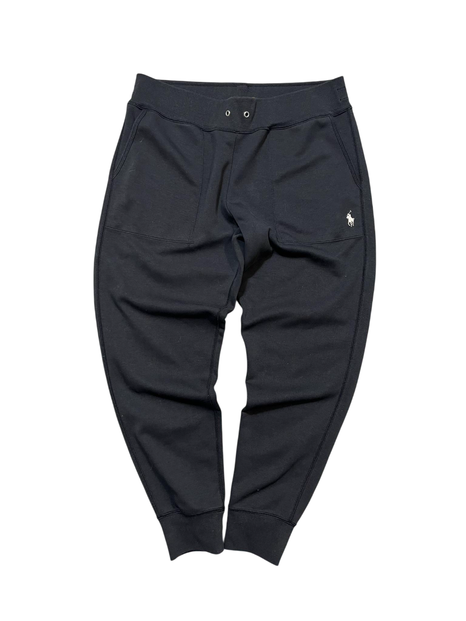 Fekete, vintage stílusú streetwear melegítőnadrág, fehér hímzett logóval.